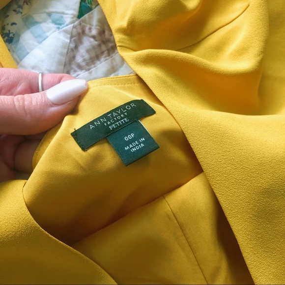 ANN TAYLOR SUMMER YELLOW DRESS. - Picture 4 of 7